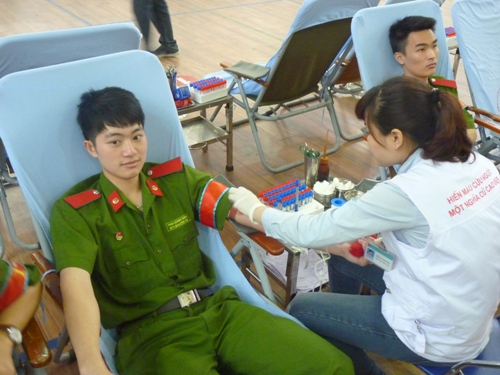Hình ảnh học viên Học viện CSND tham gia hiến máu